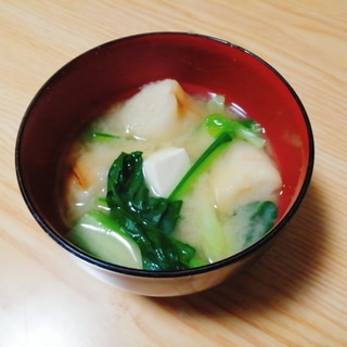 豆腐と小松菜と麩の味噌汁